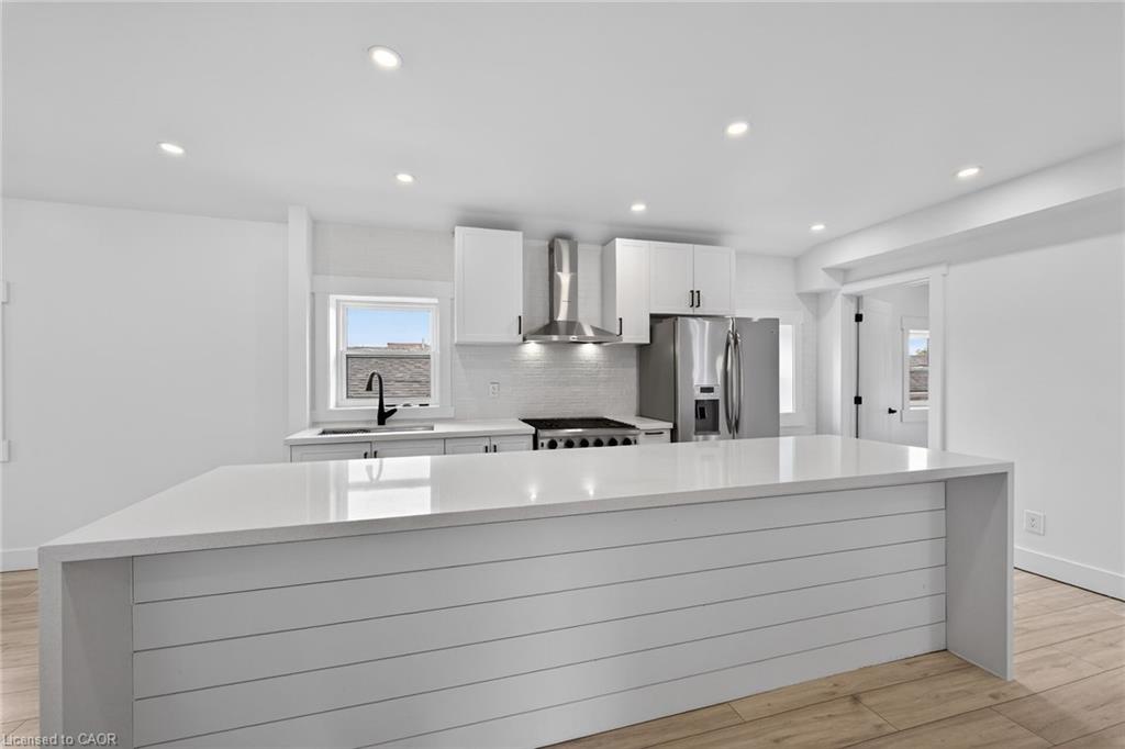 27 Cayuga Street N Property Photo 8