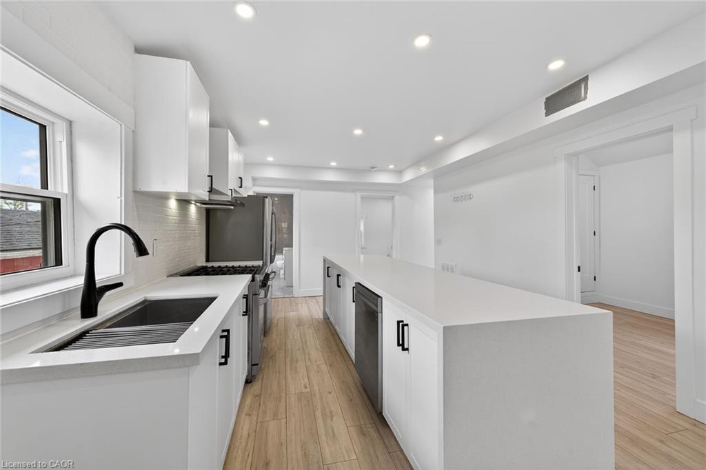27 Cayuga Street N Property Photo 10