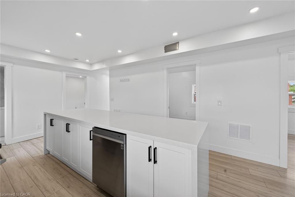 27 Cayuga Street N Property Photo 11