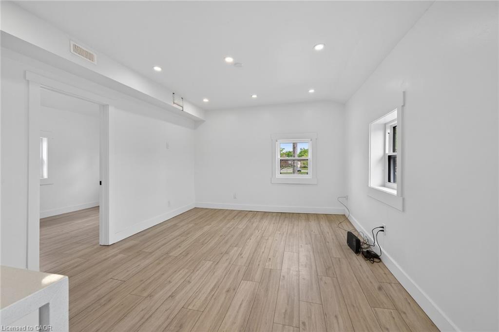27 Cayuga Street N Property Photo 12