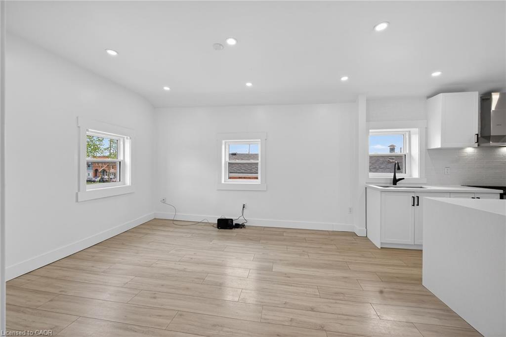 27 Cayuga Street N Property Photo 13