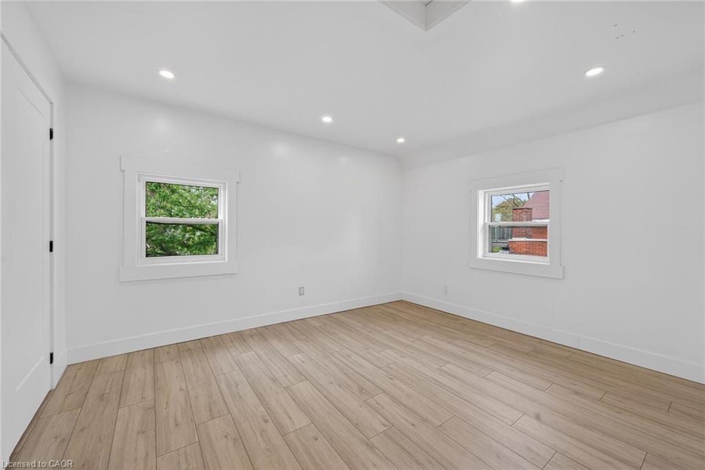 27 Cayuga Street N Property Photo 20