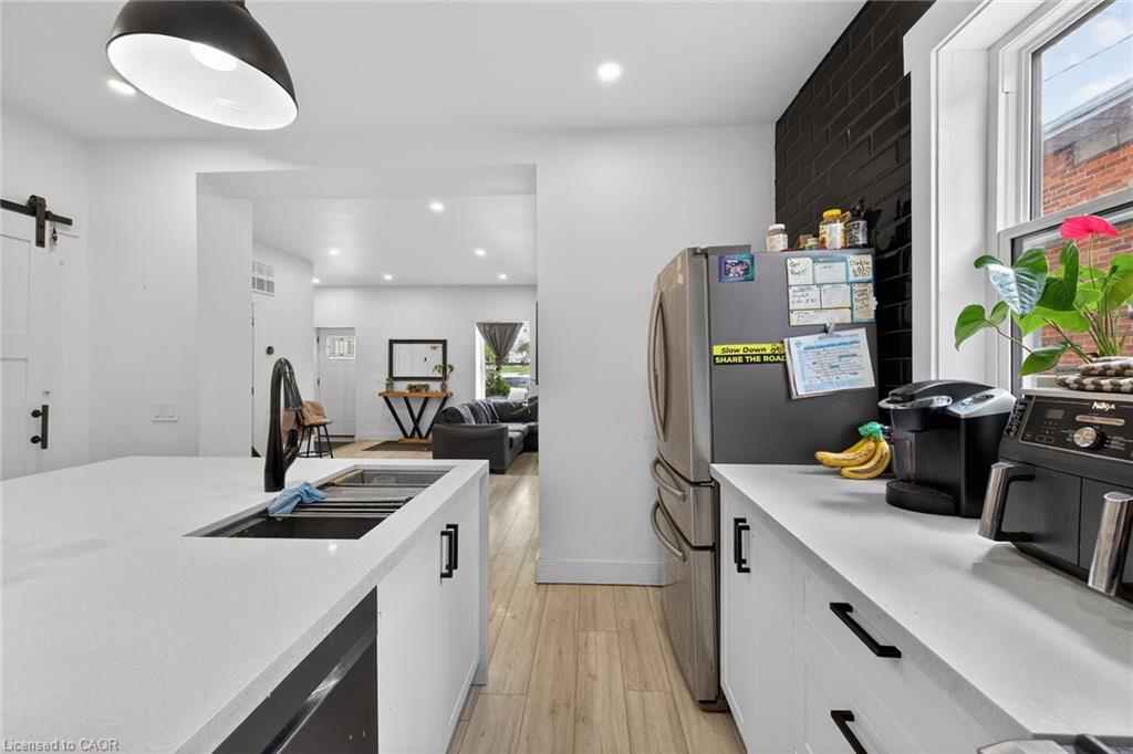 27 Cayuga Street N Property Photo 31