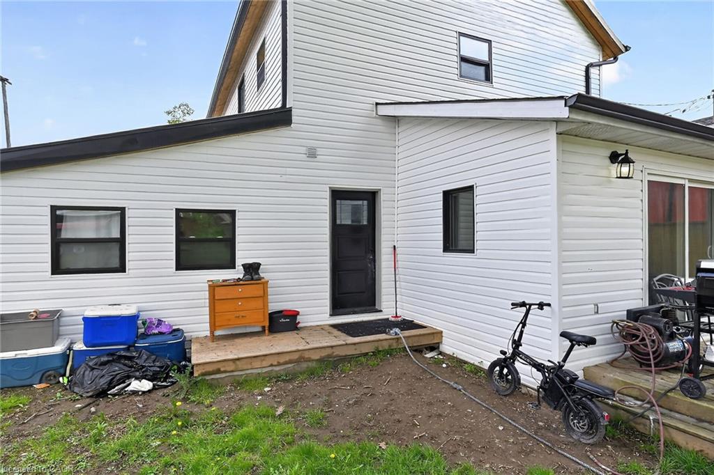 27 Cayuga Street N Property Photo 43