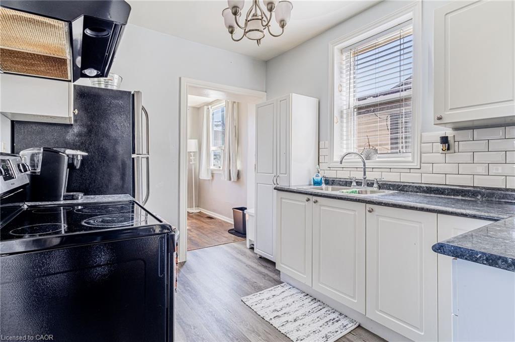 174 Rosslyn Avenue N Property Photo 8