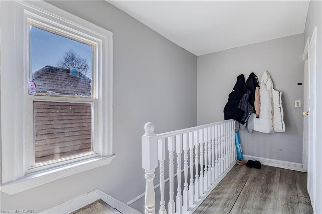 174 Rosslyn Avenue N Property Photo 16