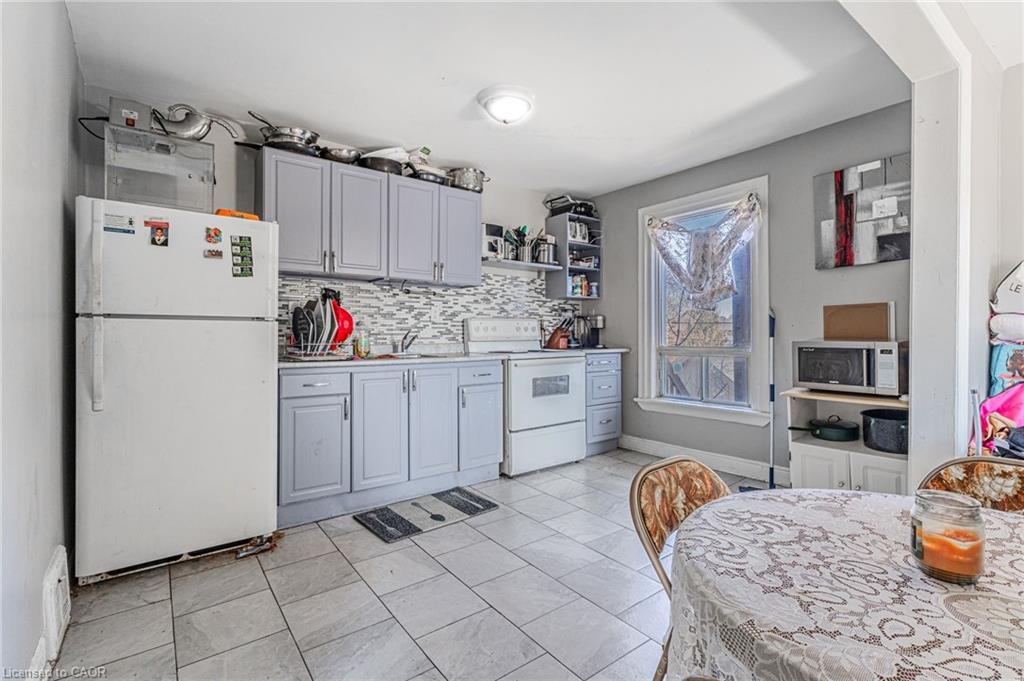 174 Rosslyn Avenue N Property Photo 17