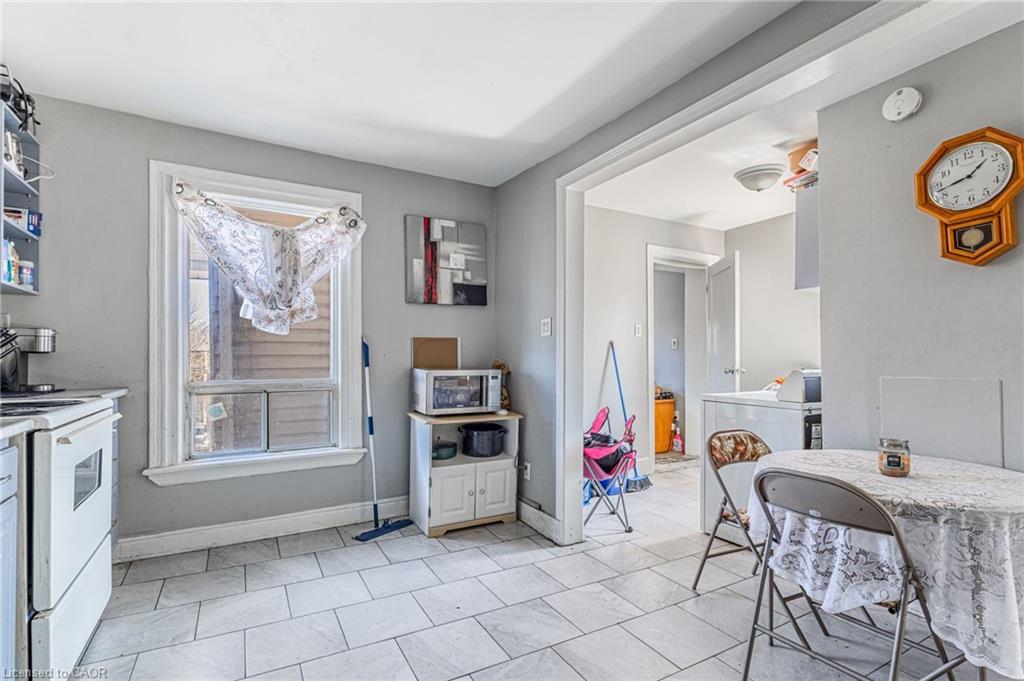 174 Rosslyn Avenue N Property Photo 18