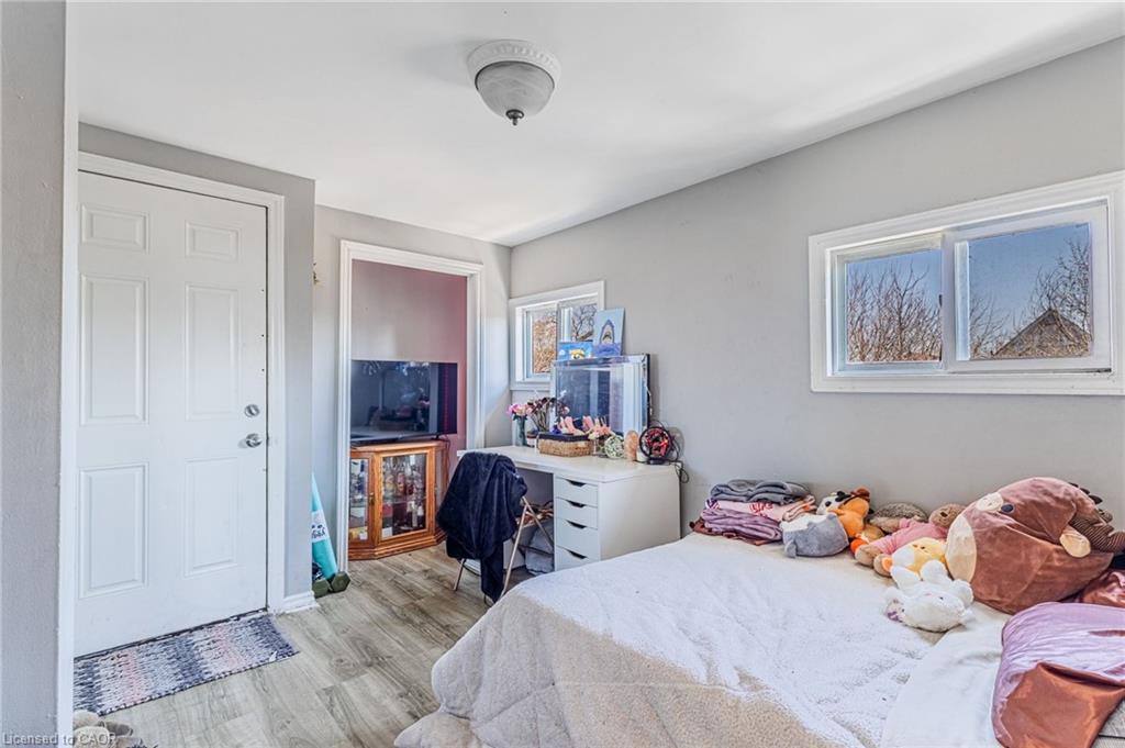 174 Rosslyn Avenue N Property Photo 19