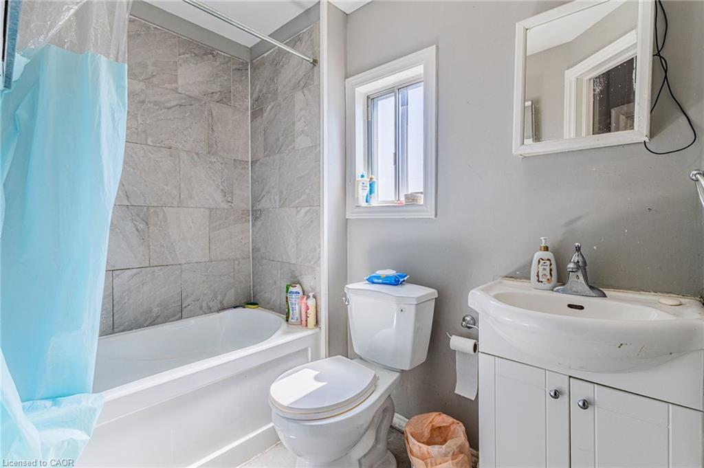 174 Rosslyn Avenue N Property Photo 23