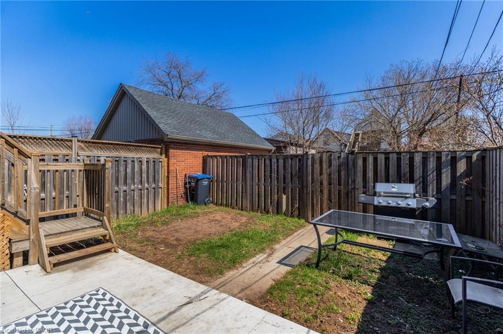 174 Rosslyn Avenue N Property Photo 28