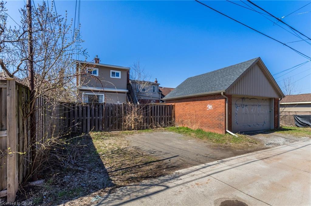 174 Rosslyn Avenue N Property Photo 29