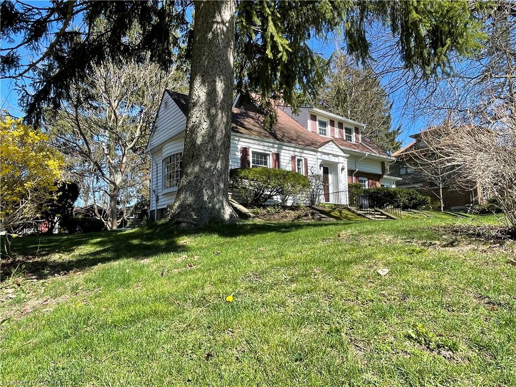 312 Nelson Street W Property Photo 2