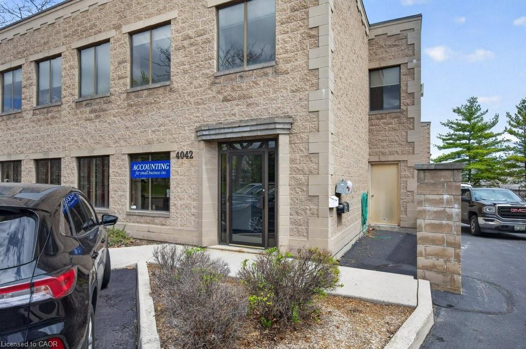 4-4042 Mainway Property Photo 10