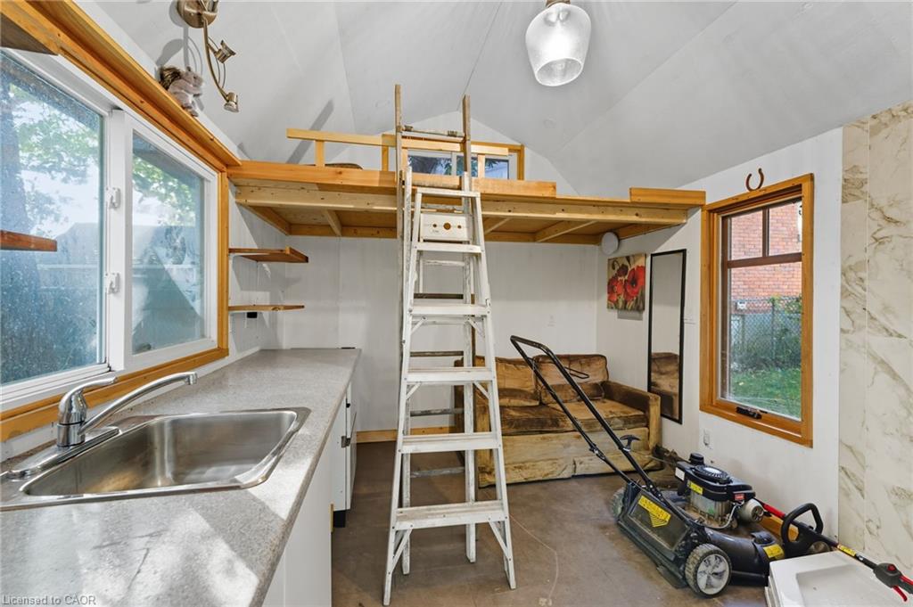 8 Tasker Street Property Photo 23