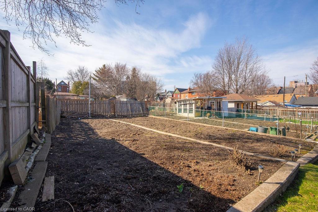 91 Pearl Street N Property Photo 15