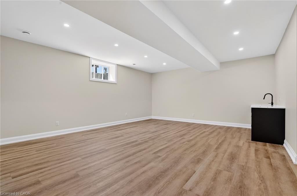 6192 Curlin Crescent Property Photo 35