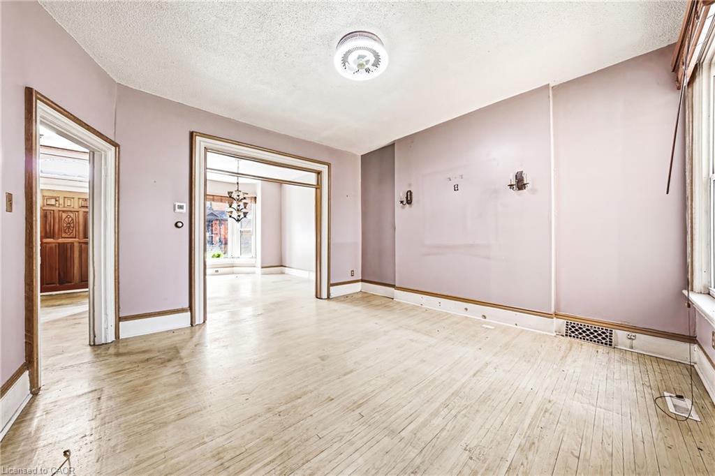 116 Catharine Street S Property Photo 4