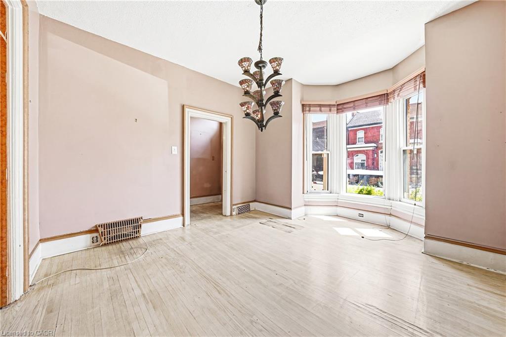 116 Catharine Street S Property Photo 6