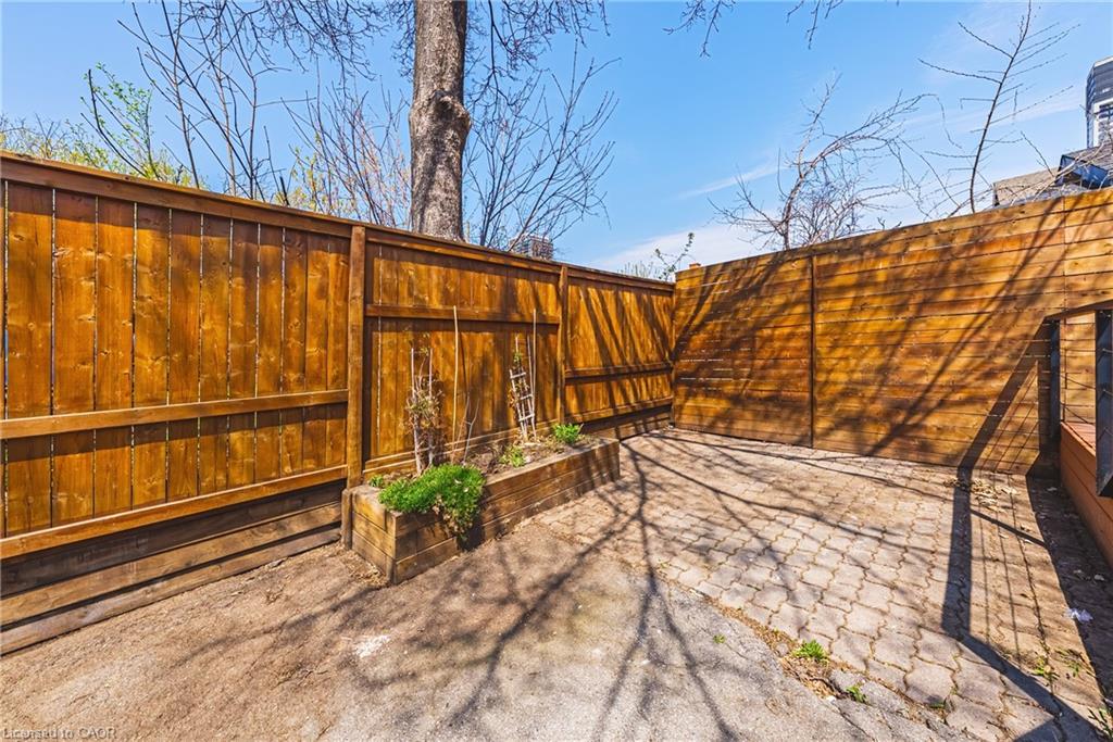 116 Catharine Street S Property Photo 17