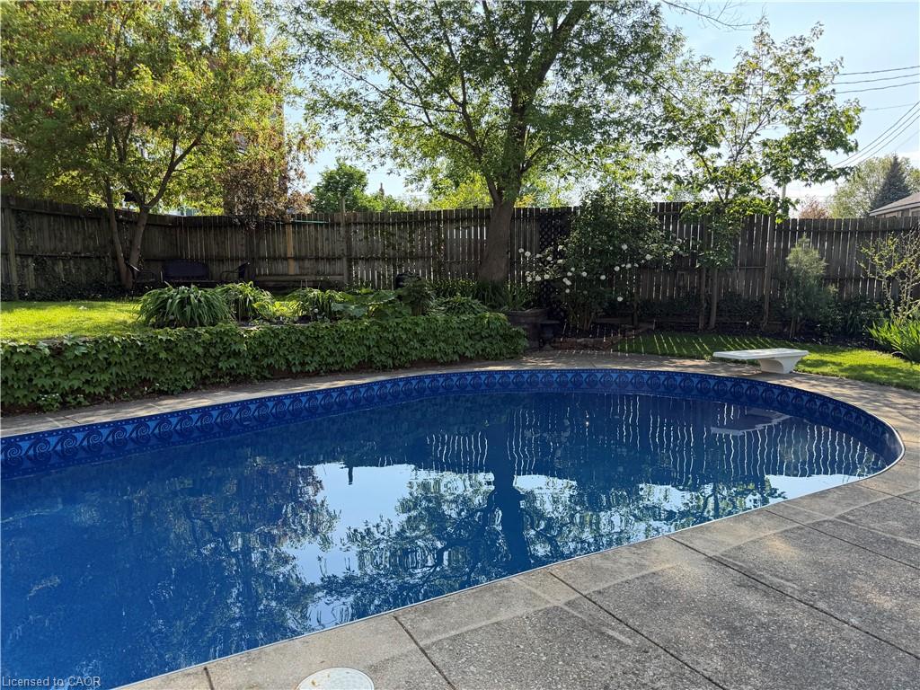 158 Talbot Street N Property Photo 4