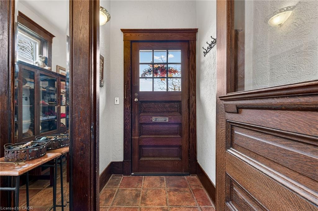 158 Talbot Street N Property Photo 7