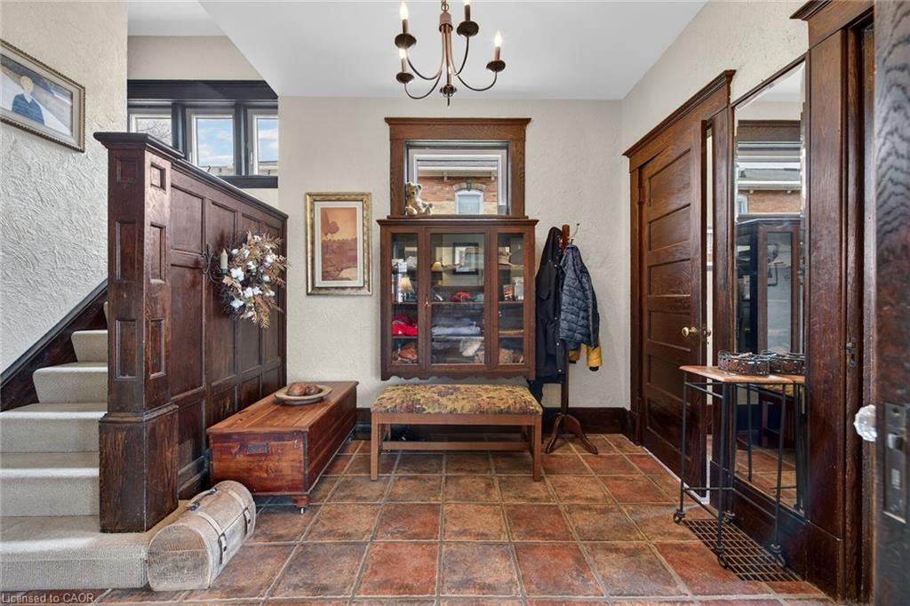 158 Talbot Street N Property Photo 8