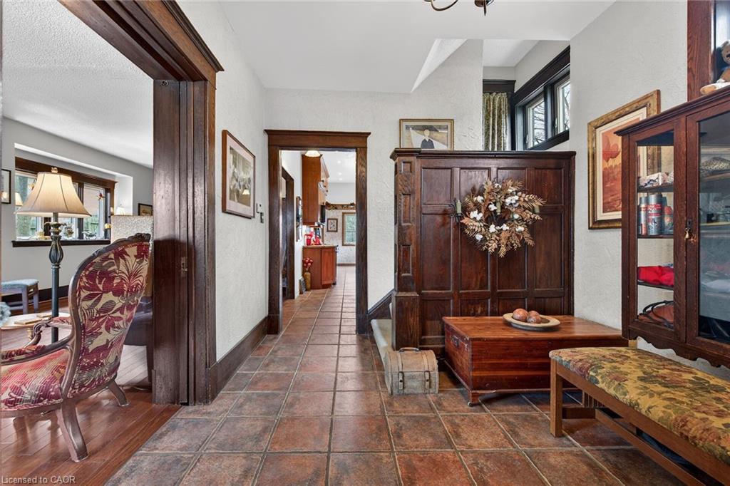 158 Talbot Street N Property Photo 9
