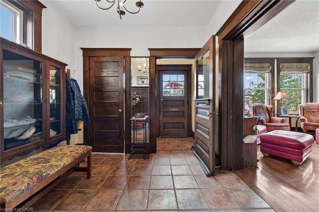 158 Talbot Street N Property Photo 10