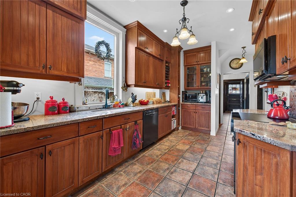 158 Talbot Street N Property Photo 22