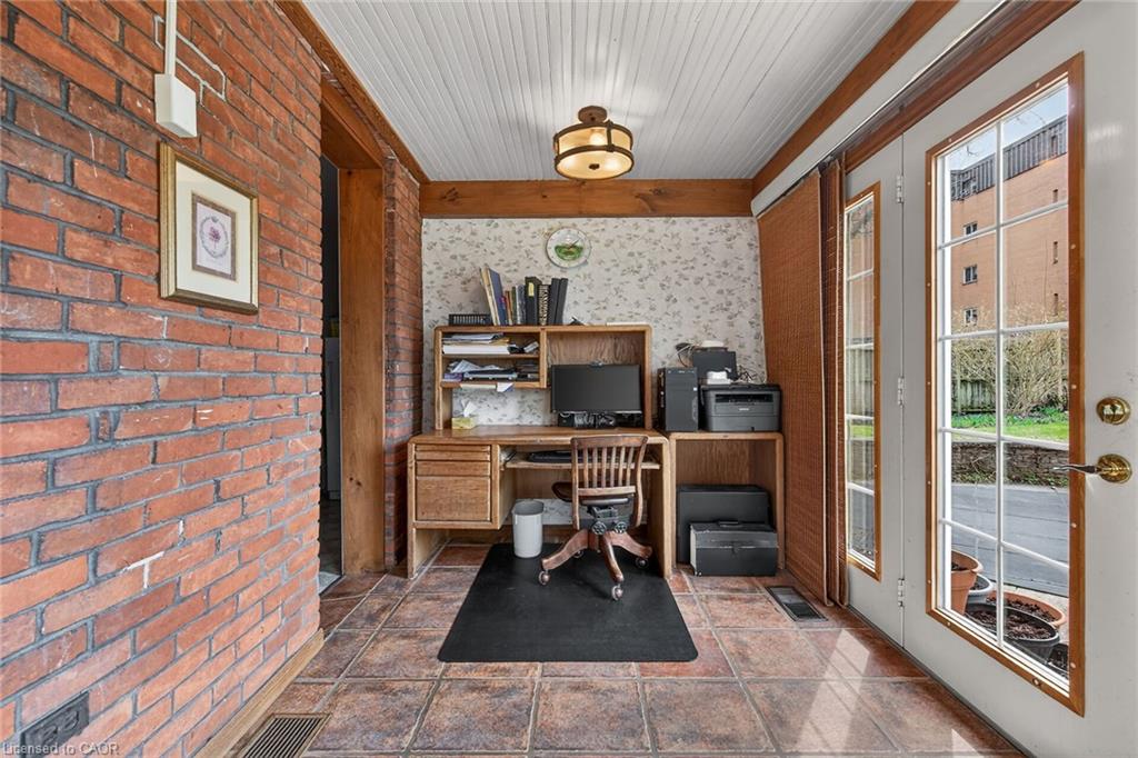 158 Talbot Street N Property Photo 25