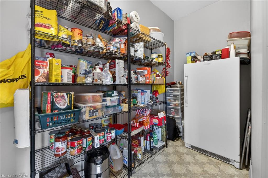 158 Talbot Street N Property Photo 26