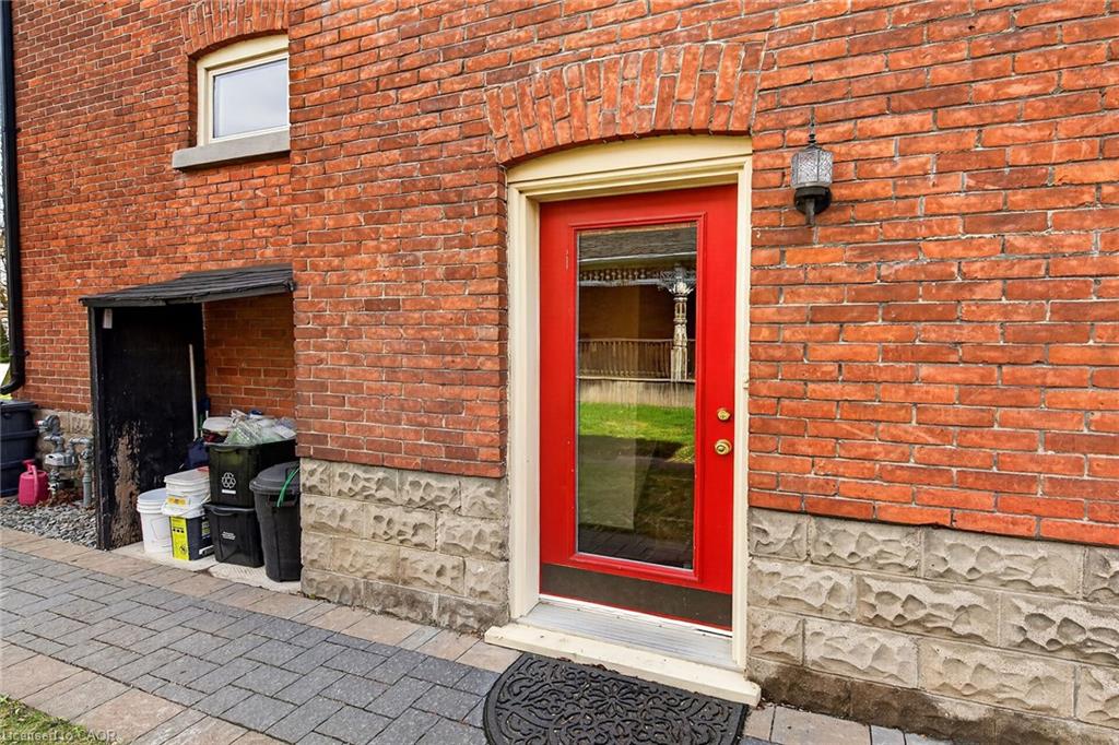 158 Talbot Street N Property Photo 49