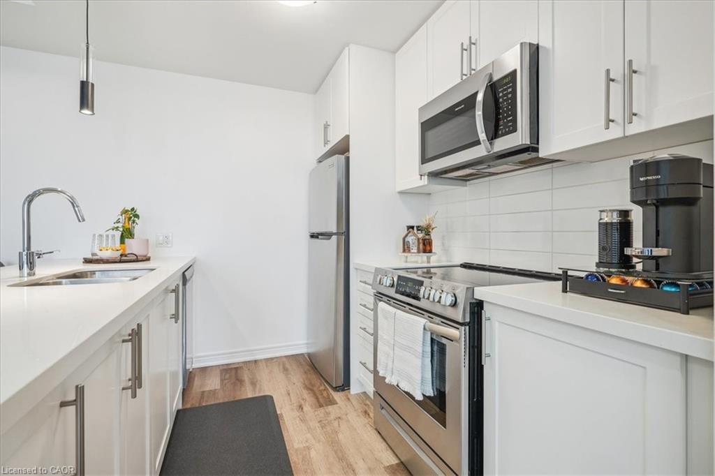 404-2750 King Street E Property Photo 12