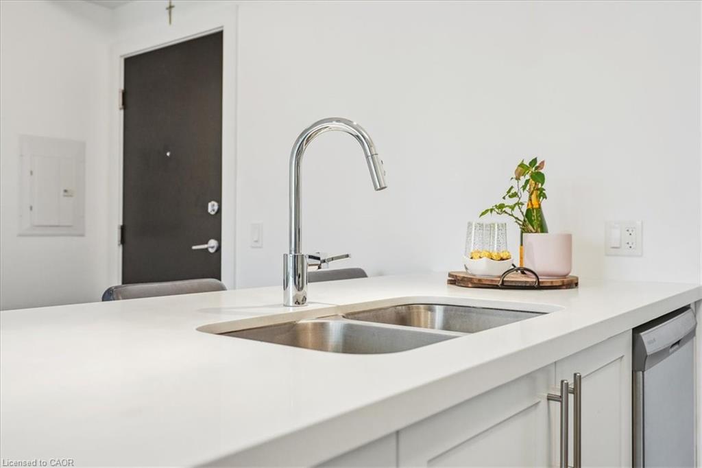 404-2750 King Street E Property Photo 14