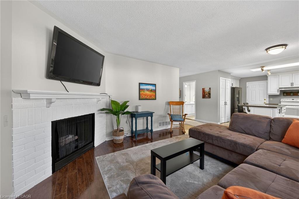 232 Silverbirch Boulevard Property Photo 8