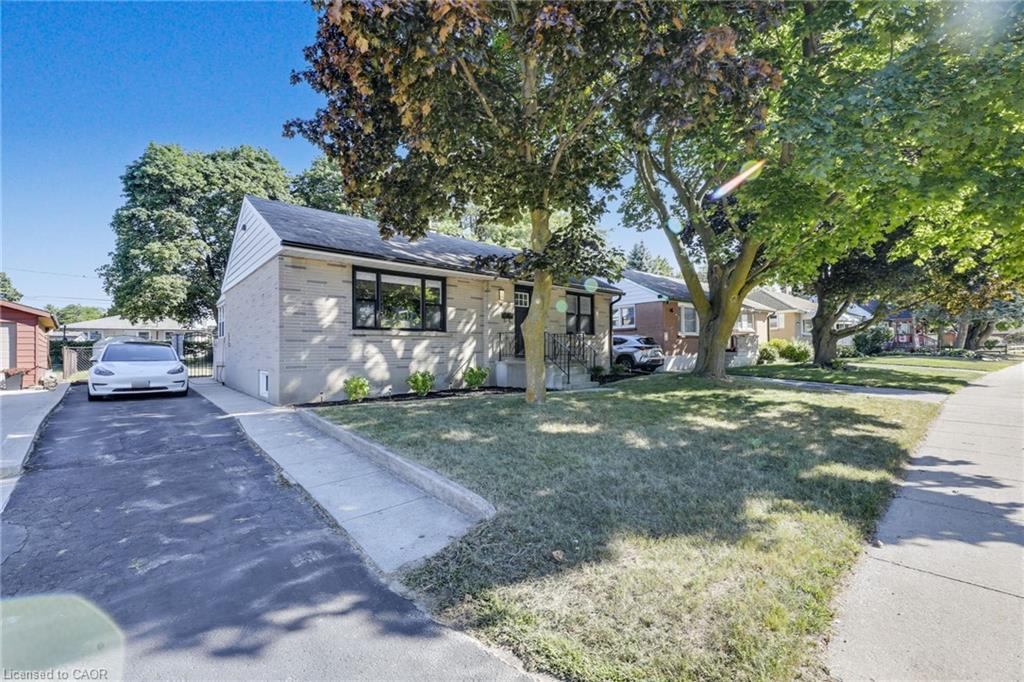 18 Tweedsmuir Avenue Property Photo 2