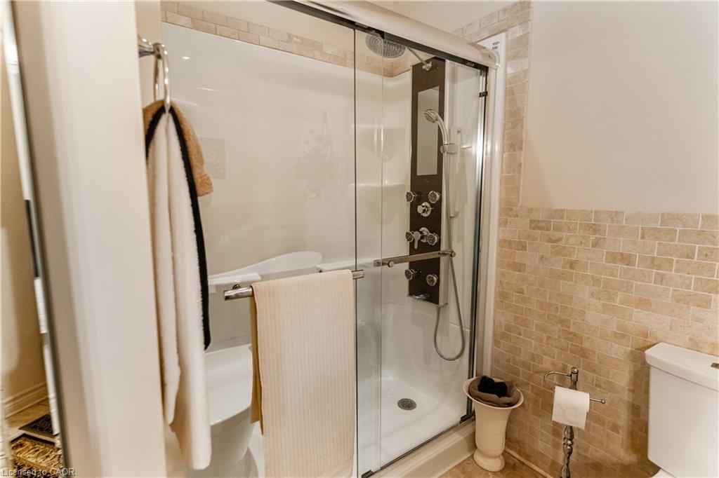 560 Peel Street Property Photo 7