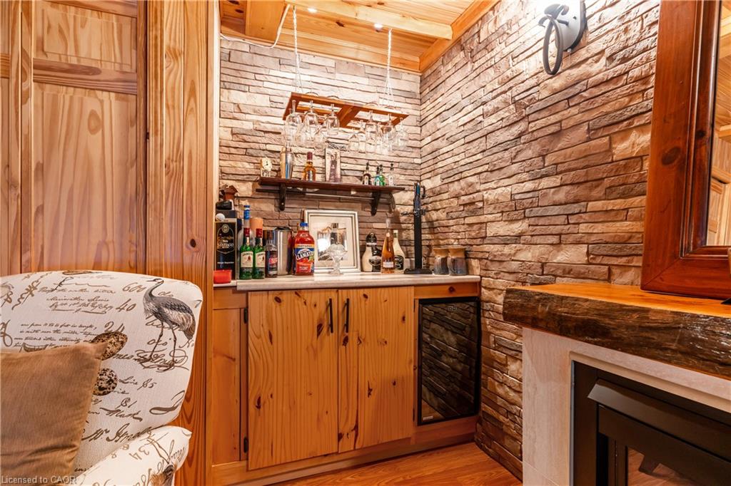 560 Peel Street Property Photo 10