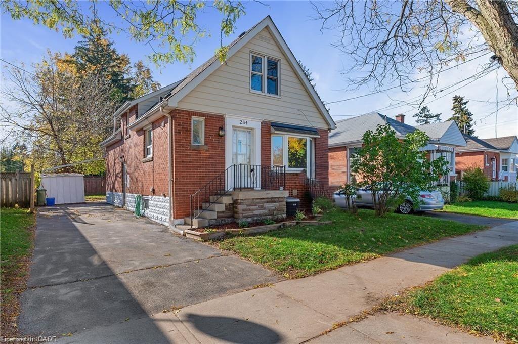284 Brucedale Avenue E Property Photo 1