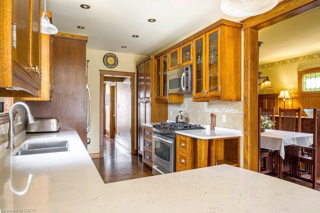 91 Paisley Avenue N Property Photo 14