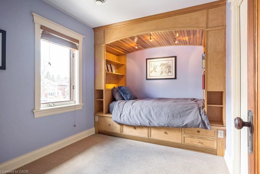 91 Paisley Avenue N Property Photo 34