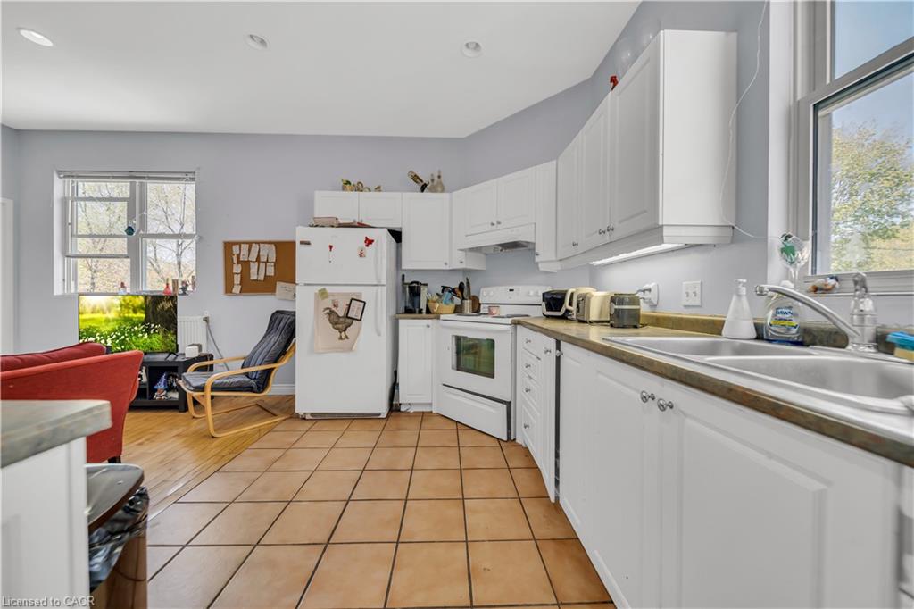 24 Columbia Street W Property Photo 28