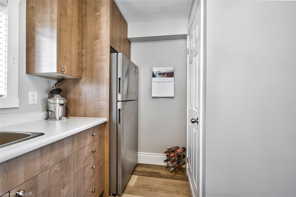144 Ottawa Street S Property Photo 4