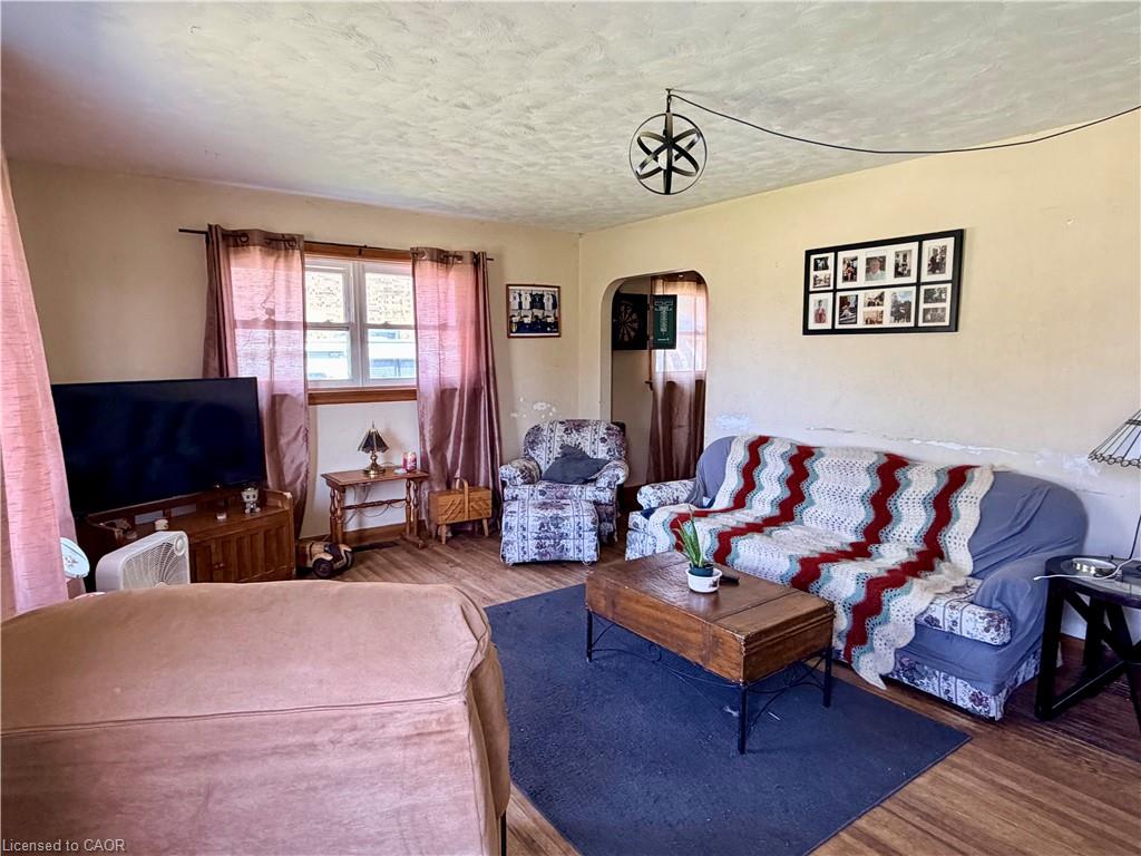 23 Erie Avenue S Property Photo 4