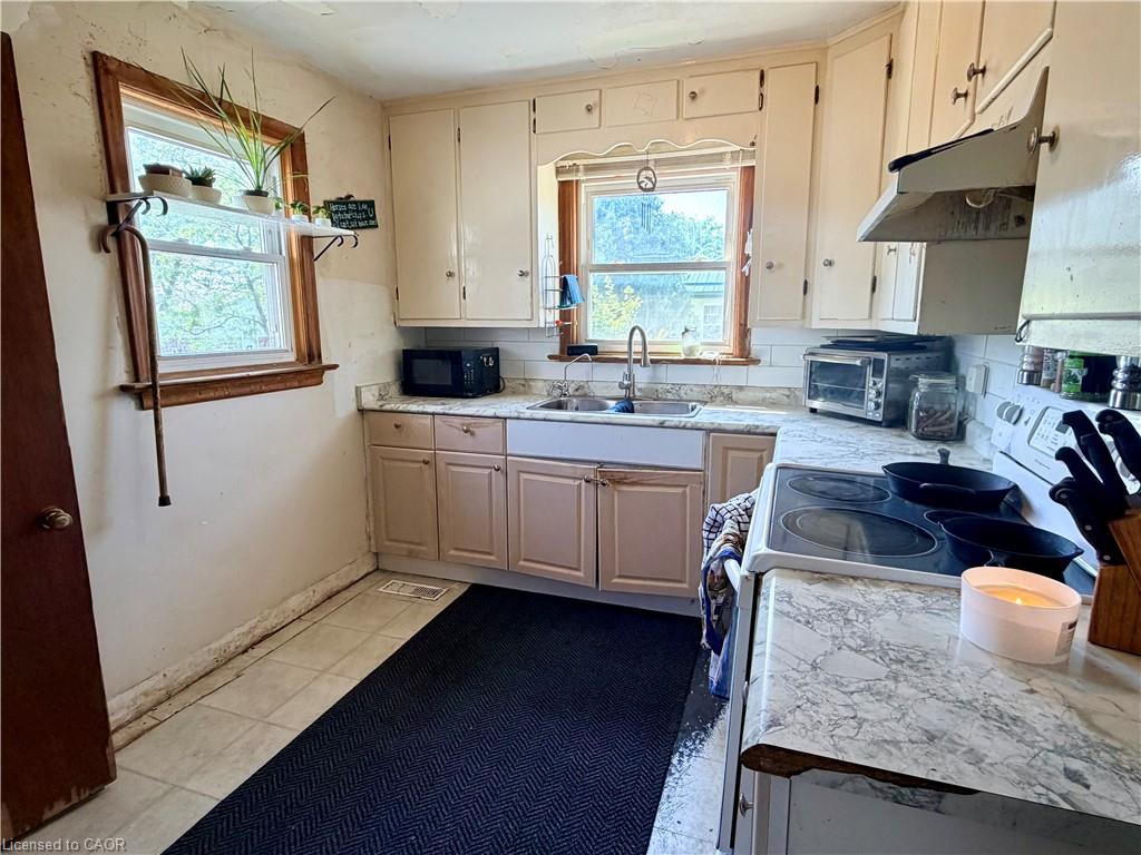 23 Erie Avenue S Property Photo 7