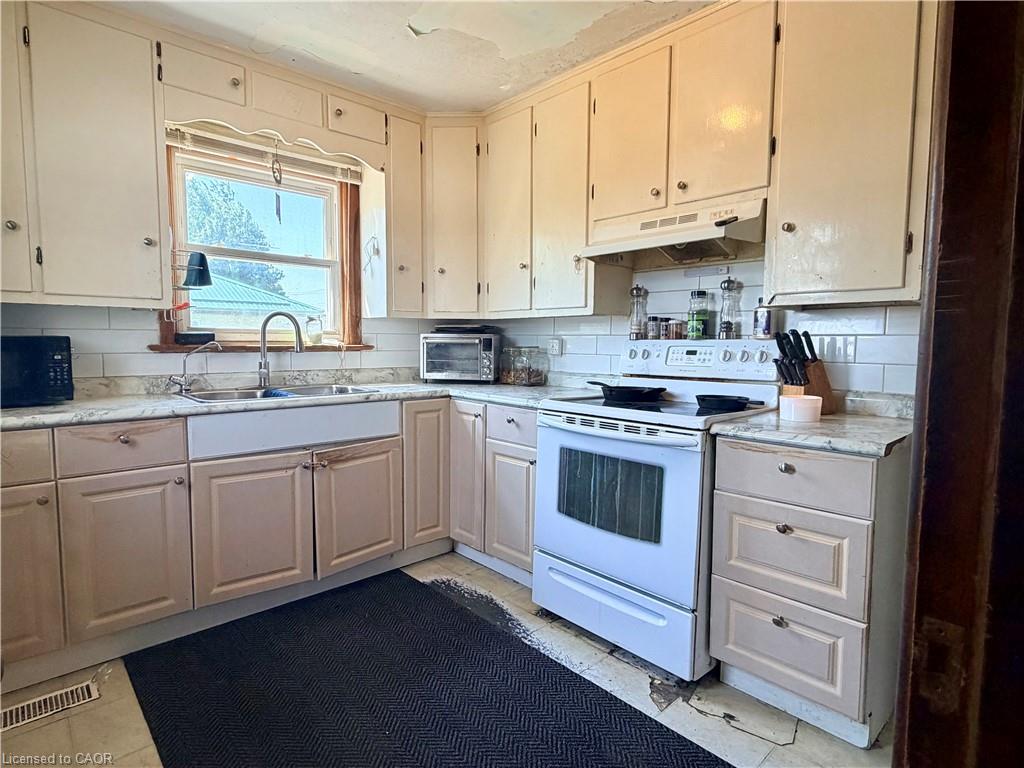 23 Erie Avenue S Property Photo 8