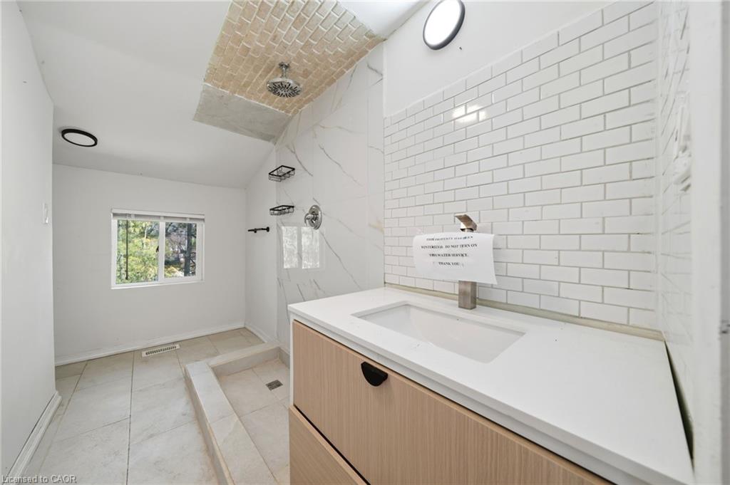 42 Fatima Court Property Photo 27