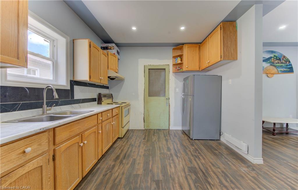 138 Courtland Avenue E Property Photo 6