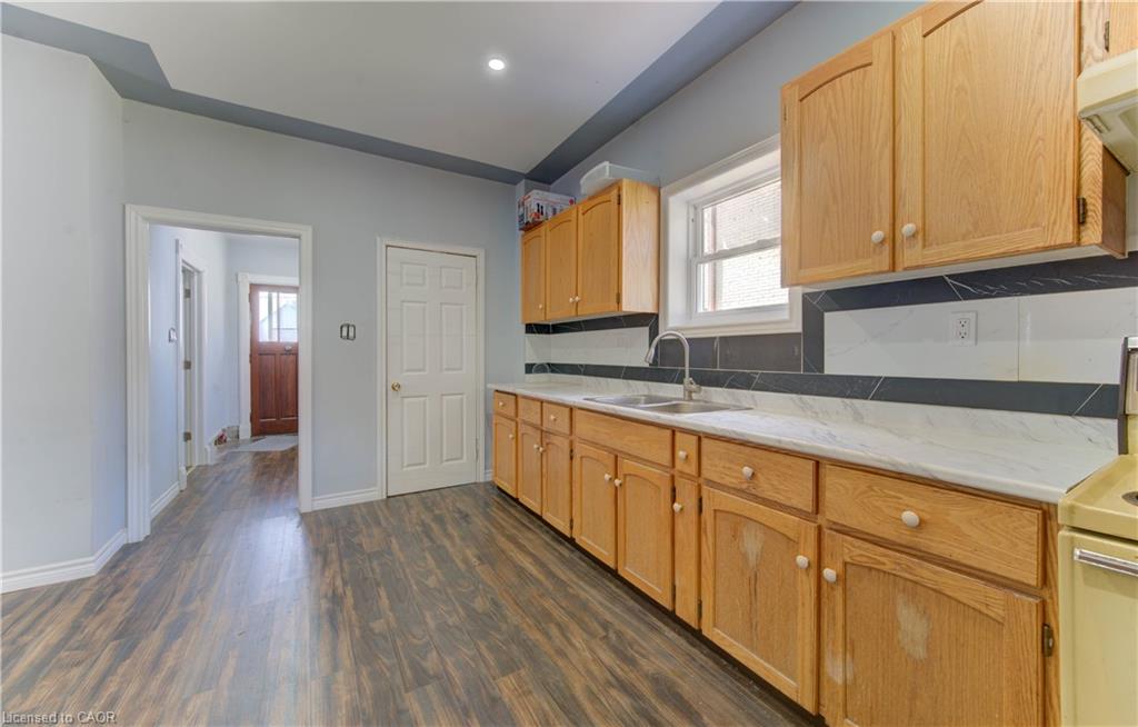 138 Courtland Avenue E Property Photo 7